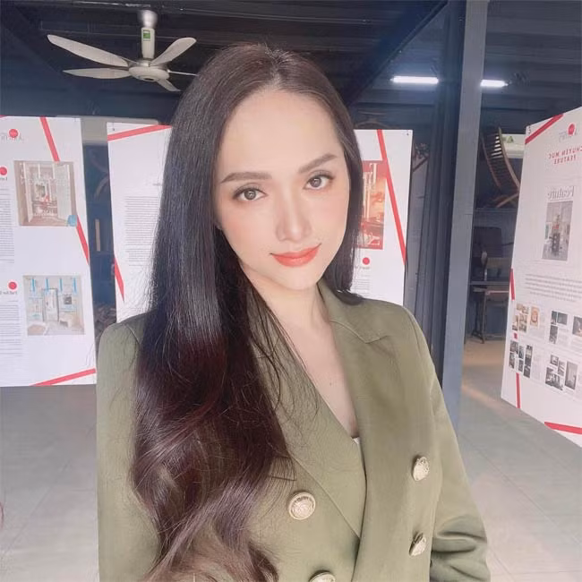 Cô đảm nhận vai trò huấn luyện viên The Next Gentleman (Quý ông hoàn mỹ), "đối đầu" hai đàn chị Xuân Lan và Hà Anh.