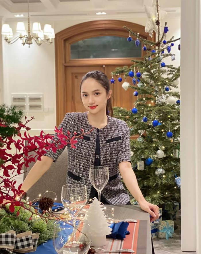 Style của Hương Giang kín đáo và thanh lịch hơn trước.