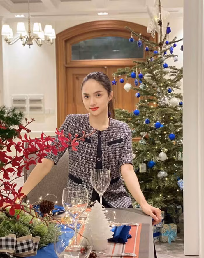 Style của Hương Giang kín đáo và thanh lịch hơn trước.