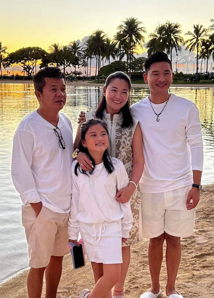 Minh Thư, 47 tuổi, cùng chồng và hai con, một trai, một gái đều có quốc tịch Mỹ nhưng hiện tại sinh sống ở Việt Nam. Tuy nhiên cả hai vẫn đi lại giữa hai nơi vì con trai lớn đang học ở Mỹ.