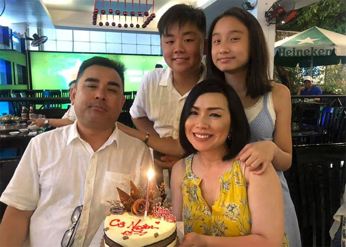 Chị cả Tuyết Ngân, 49 tuổi có hai con, một trai, một gái.