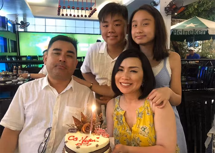Chị cả Tuyết Ngân, 49 tuổi có hai con, một trai, một gái.