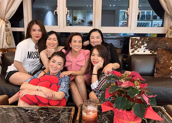 Cả ba đã có cuộc gặp gỡ với những bạn thân một thuở như Trương Ngọc Ánh, Anh Thơ.