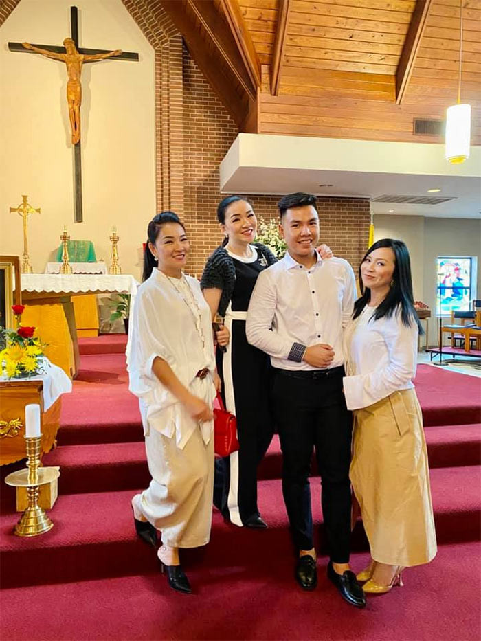 Cả ba chị em Tam Ca Áo Trắng và gia đình đều có quốc tịch Mỹ. Không hát trên sân khấu nữa, nhưng ba chị em Tuyết Ngân - Minh Thư - Minh Tú vẫn sinh hoạt nghệ thuật ở nhà thờ.