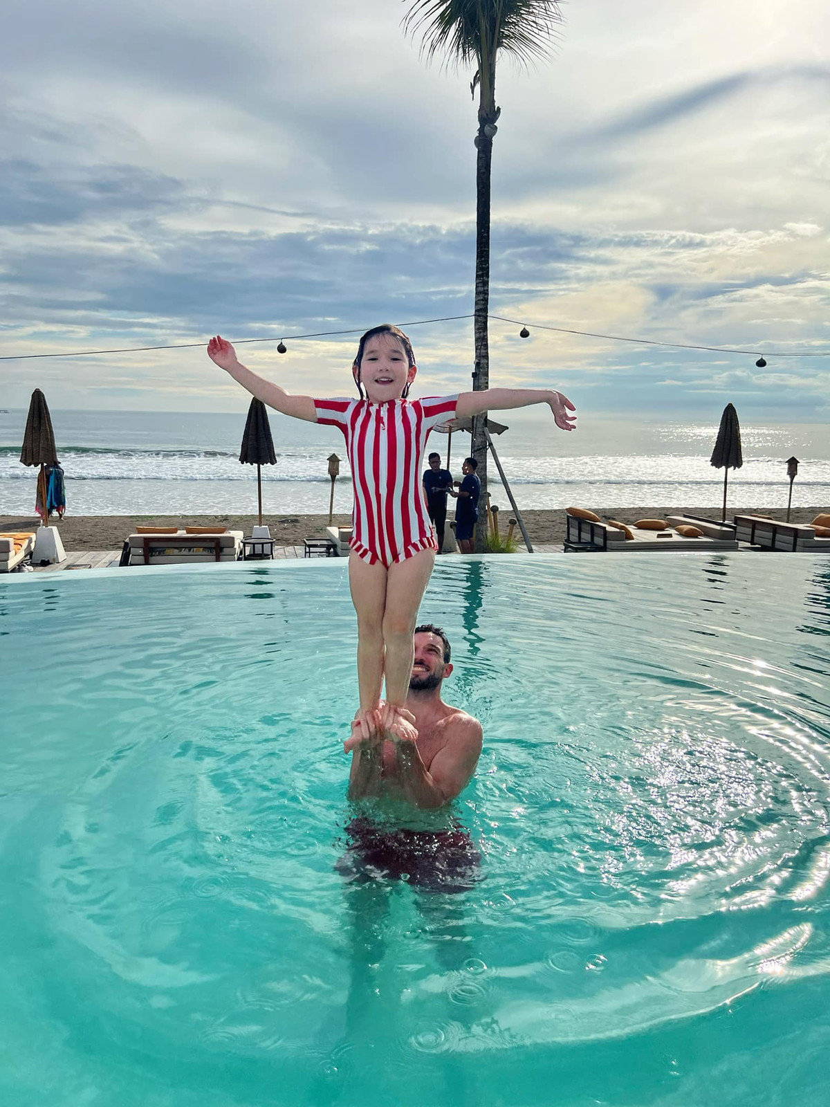 Đặc biệt trong bức ảnh chụp con gái Myla, nữ siêu mẫu còn chia sẻ: "Nàng 4 tuổi mà giống gien bố mẹ (đặc biệt là bố) nên cao ơi là cao. Mẹ phải mua đồ trẻ con 6 tuổi cho nàng mặc và vì nàng dạn người, tự tin chỗ đông nên người ta cứ nghĩ là nàng lớn lắm rồi. Nhưng không nàng vẫn là em bé bé bỏng của mẹ. Nàng rất thích được mẹ bế, ôm ấp, vỗ về. Mỗi lần mẹ bảo mẹ yêu nàng nhất trên đời nàng sung sướng lắm, giụi cái mặt yêu vào tay mẹ như bé mèo".