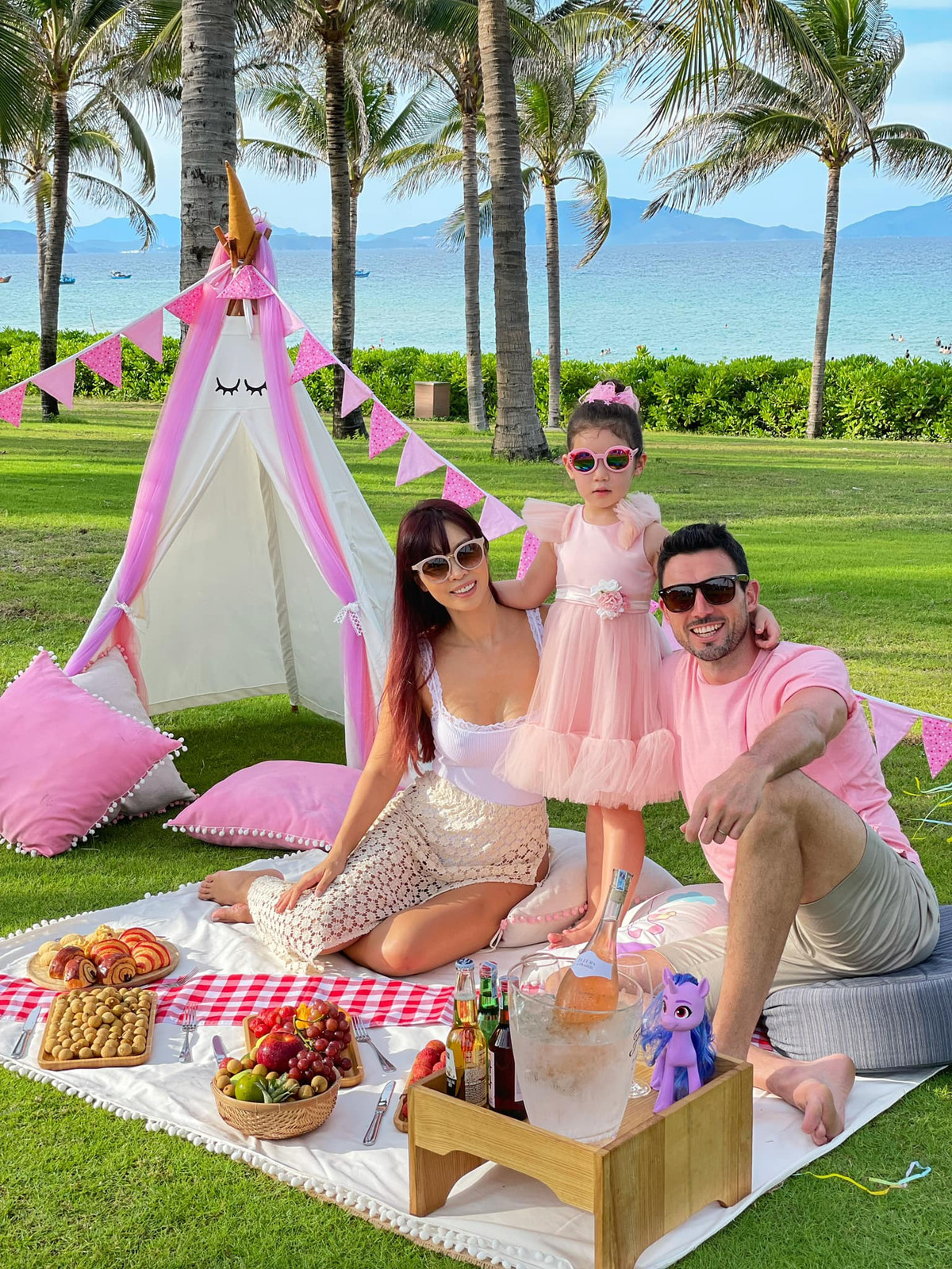  Hà Anh gửi lời nhắn nhủ tới "cô bạn gái thân nhất" của đời mình: "Hãy mãi là một cô gái trong trẻo và hồn nhiên như ánh nắng. Ngoài kia dẫu biết có nhiều tị hiềm, xấu xí, nhưng nếu con yêu bằng hết cả trái tim của mình, tình yêu sẽ luôn ở quanh con".