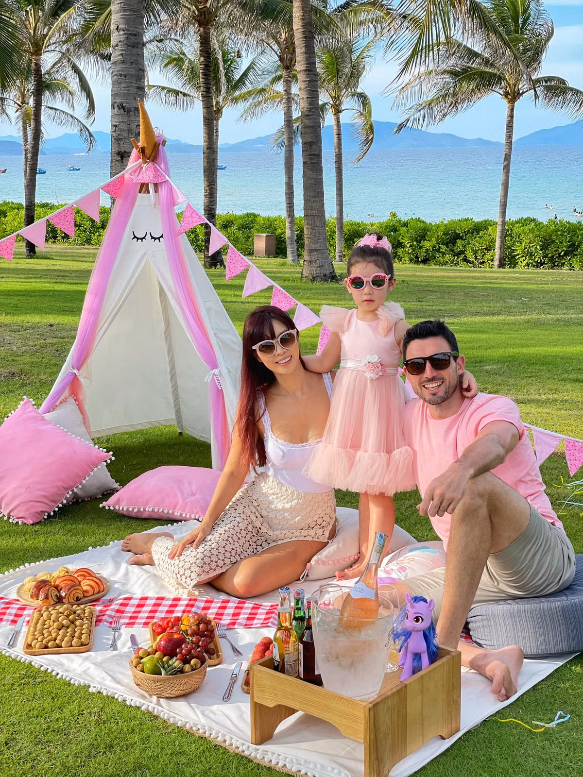  Hà Anh gửi lời nhắn nhủ tới "cô bạn gái thân nhất" của đời mình: "Hãy mãi là một cô gái trong trẻo và hồn nhiên như ánh nắng. Ngoài kia dẫu biết có nhiều tị hiềm, xấu xí, nhưng nếu con yêu bằng hết cả trái tim của mình, tình yêu sẽ luôn ở quanh con".