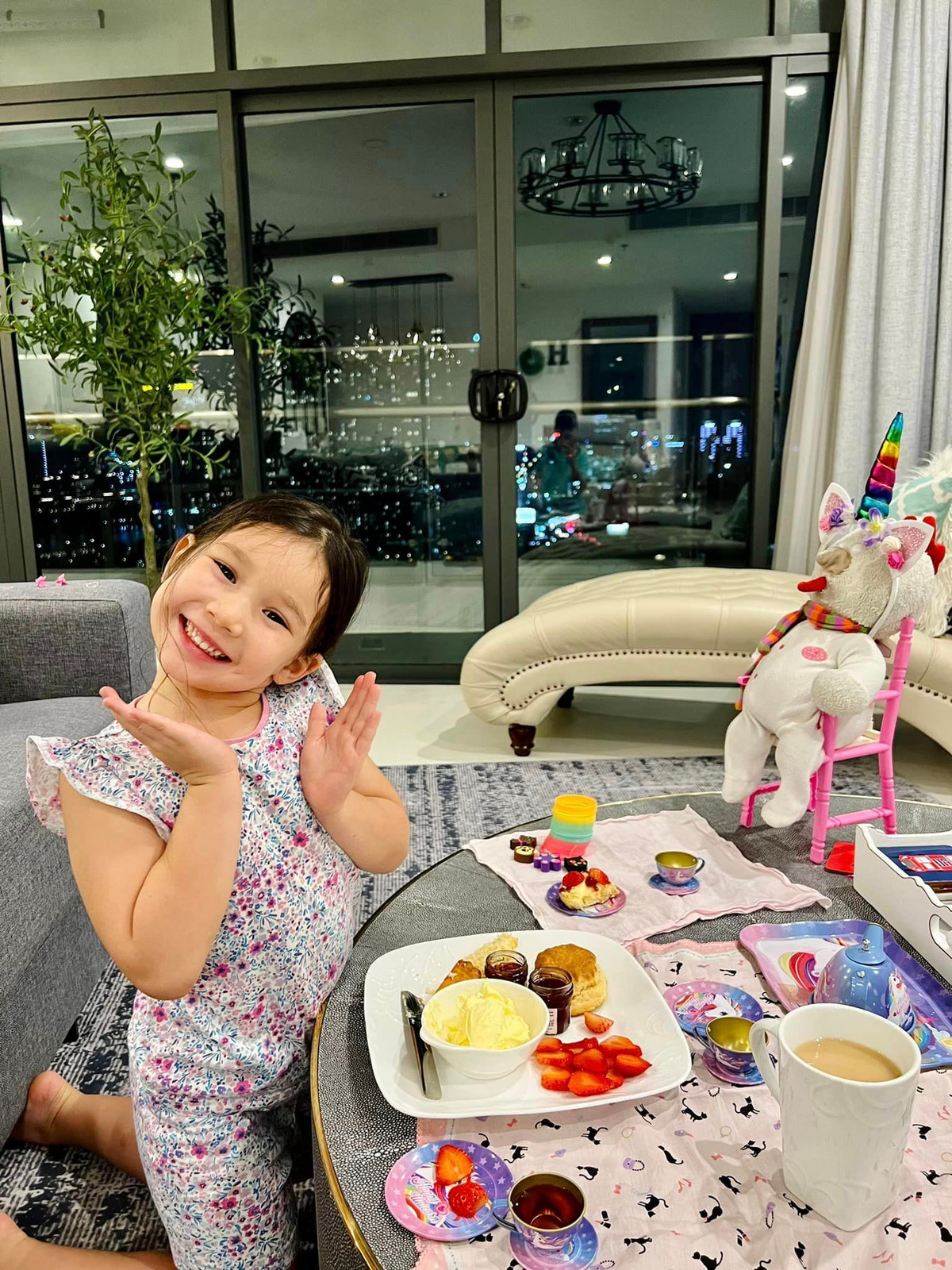 Công chúa nhỏ nhà siêu mẫu sở hữu vẻ đẹp xinh xắn và đáng yêu với đôi mắt to tròn, nước da trắng bóc...