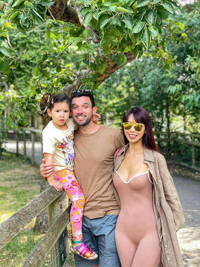 Bộ jumpsuit bó sát màu hồng nude khoe trọn body nóng bỏng của nàng siêu mẫu 40 tuổi.