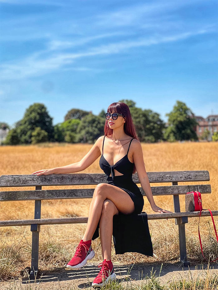 Sở hữu body nóng bỏng với số đo ba vòng 85-58-95 và chiều cao 1m75, Hà Anh rất tự tin khi khoe đường cong cơ thể.