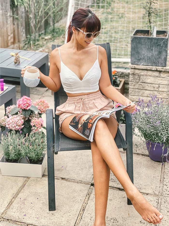 Dù mặc rất giản dị, áo hai dây, quần short, nhưng độ gợi cảm thì khó ai sánh bằng Hà Anh.