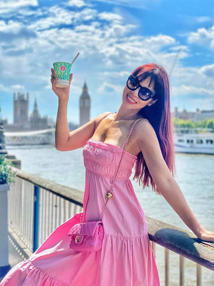 Chiếc váy hồng quây ngực trễ nải khiến Á hậu 2 Hoa hậu Việt Nam Toàn cầu 2008 thêm quyến rũ trong một chuyến về thăm quê chồng ở Anh.