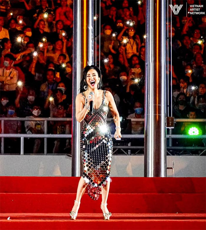 "Cô Bống" khiến nhiều người ngưỡng mộ khi khoe body, đặc biệt là vòng eo thon, săn chắc.