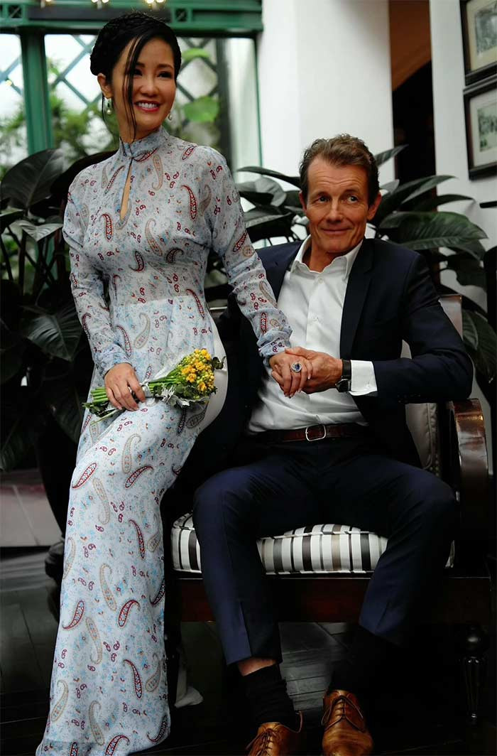 Cô cũng đã tìm được tình yêu mới với kiến trúc sư người Đức Gerhard Heusch. Ca sĩ Hồng Nhung cùng bạn trai và hai con hiện sinh sống tại Paris, Pháp.