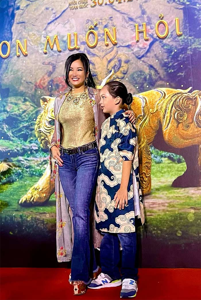 Nữ ca sĩ sinh năm 1970 tha hồ mặc trang phục ôm sát bởi cô tự tin với thân hình của mình.