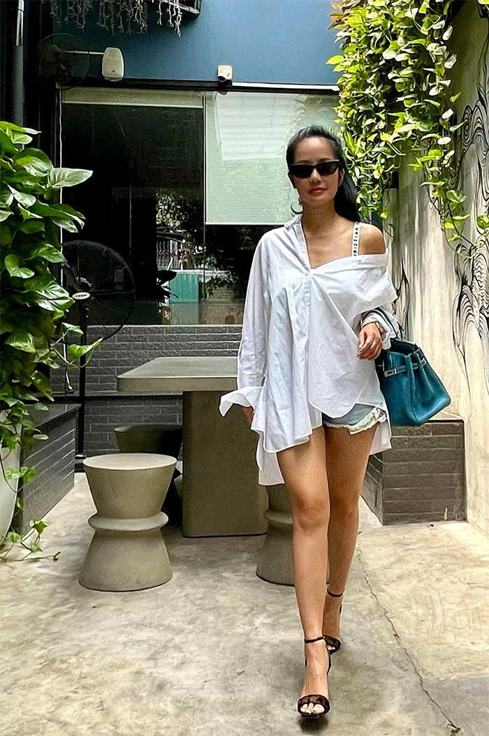 Với style và dáng vóc này, không ai nghĩ, Hồng Nhung đã 52 tuổi.