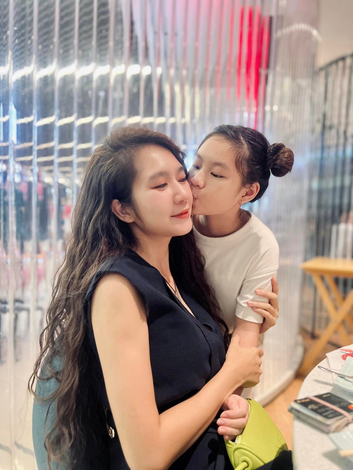 Trong rất nhiều khung hình, con gái của Minh Hà được khen càng lớn càng xinh đẹp, gương mặt giống mẹ y đúc.