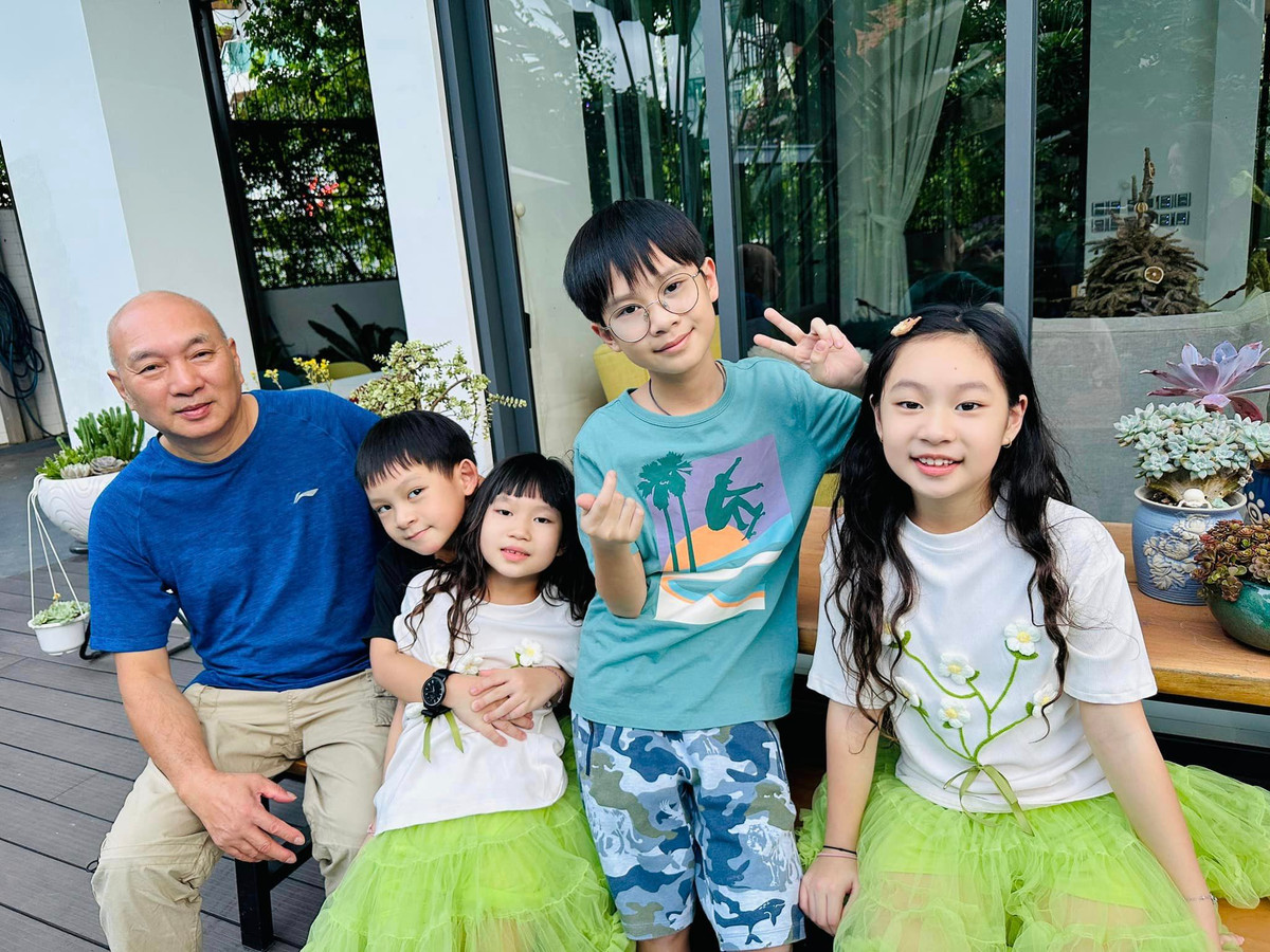 Gia đình của nam đạo diễn phim "Lật mặt" được khen "ai nấy đều đẹp".