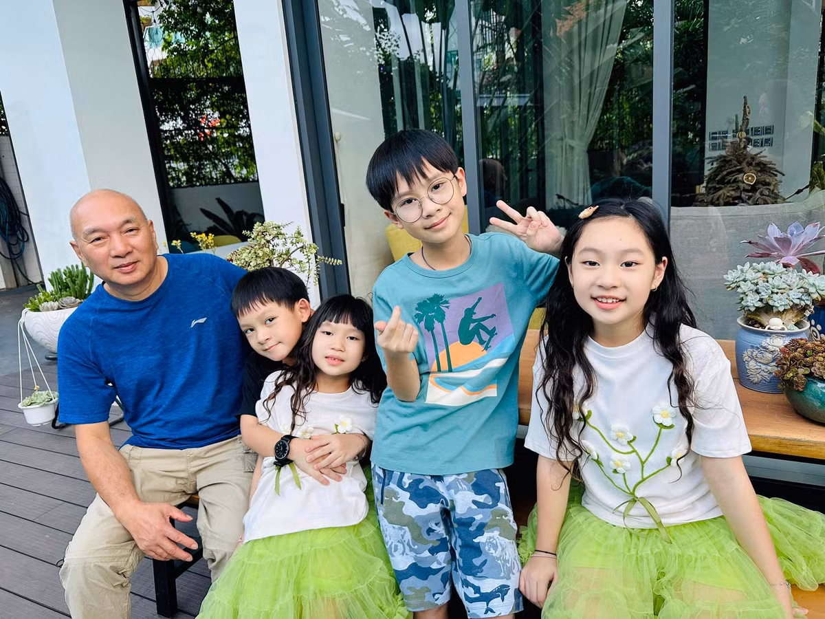 Gia đình của nam đạo diễn phim "Lật mặt" được khen "ai nấy đều đẹp".