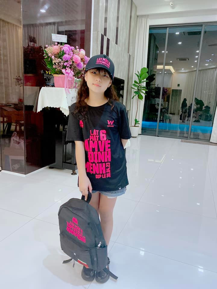 Mới bé tí ngày nào, Cherry giờ đã cao lớn sắp vượt anh cả là Rio (11 tuổi).