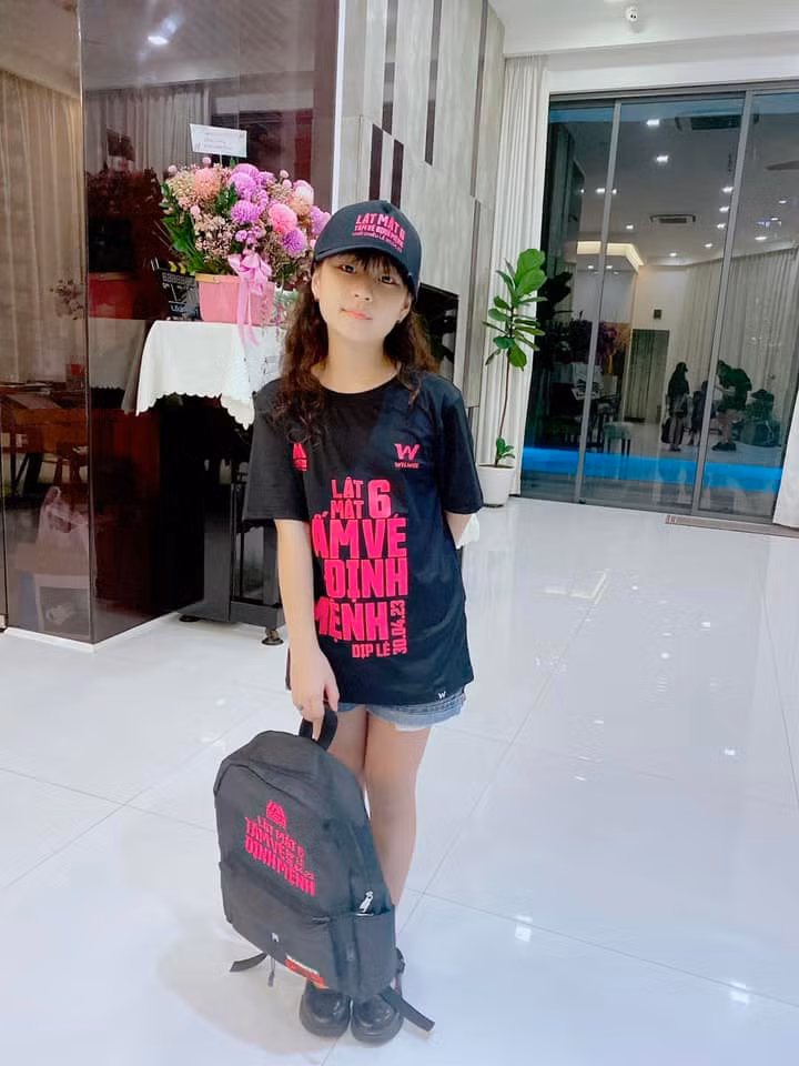 Mới bé tí ngày nào, Cherry giờ đã cao lớn sắp vượt anh cả là Rio (11 tuổi).