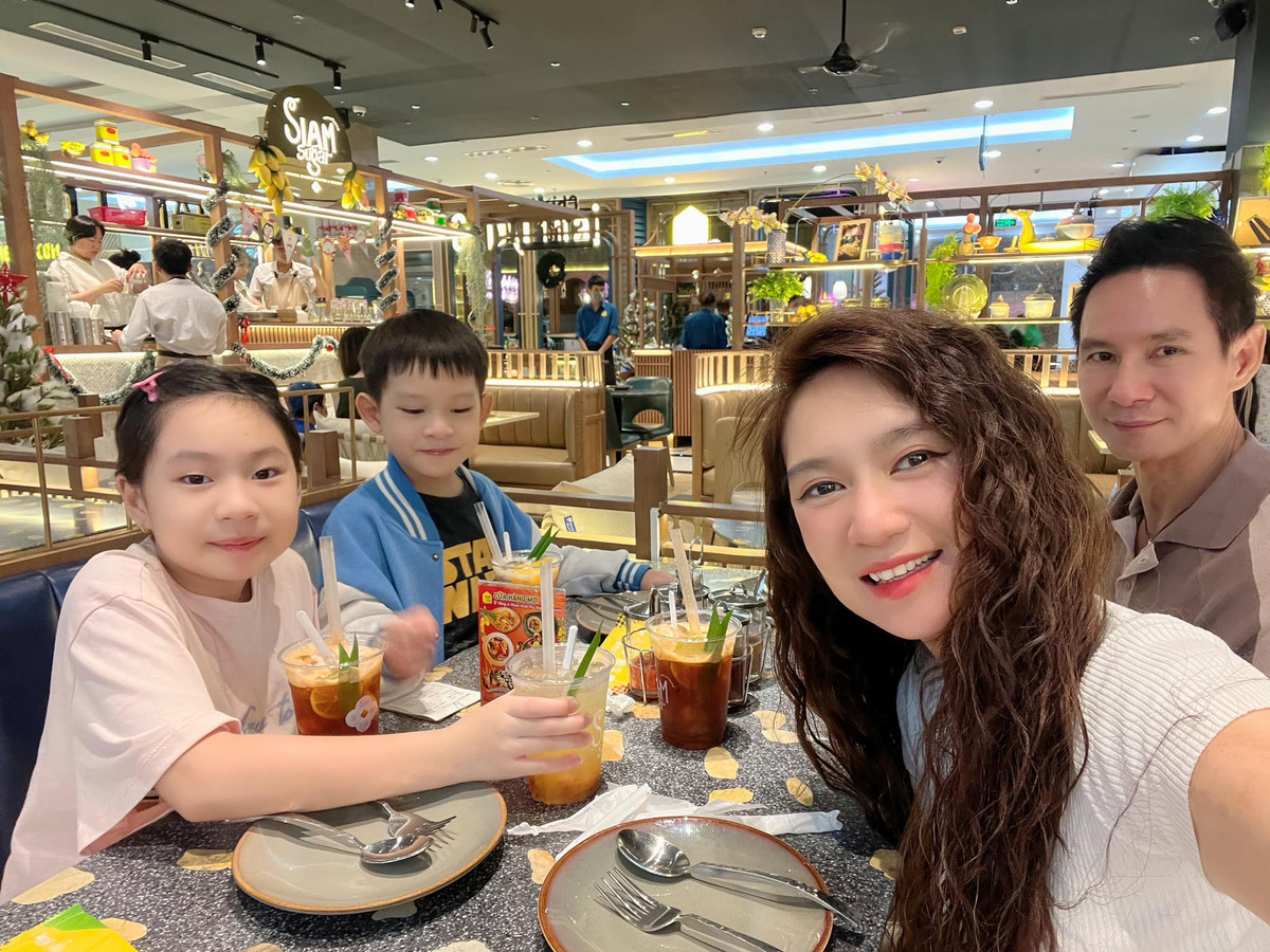 Dù thường xuyên xuất hiện trong những bức hình được mẹ Minh Hà chia sẻ lên mạng, Cherry vẫn gây bất ngờ vì sự thay đổi diện mạo của cô bé mỗi ngày.