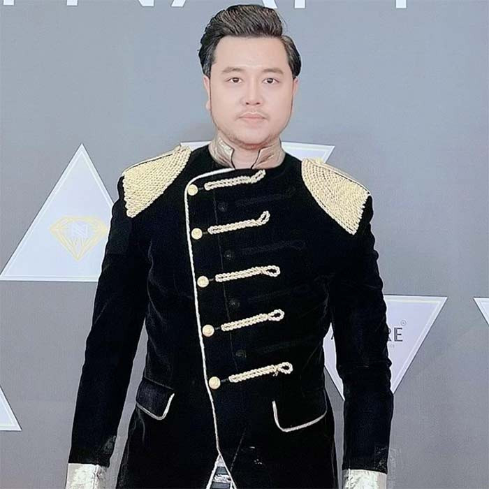 Vũ Hoàng Việt sinh năm 1989, anh bước vào showbiz sau khi lọt vào Top 5 cuộc thi Siêu mẫu Việt Nam 2011. Xem video "Vũ Hoàng Việt và tình già tỷ phú". Nguồn VTC14