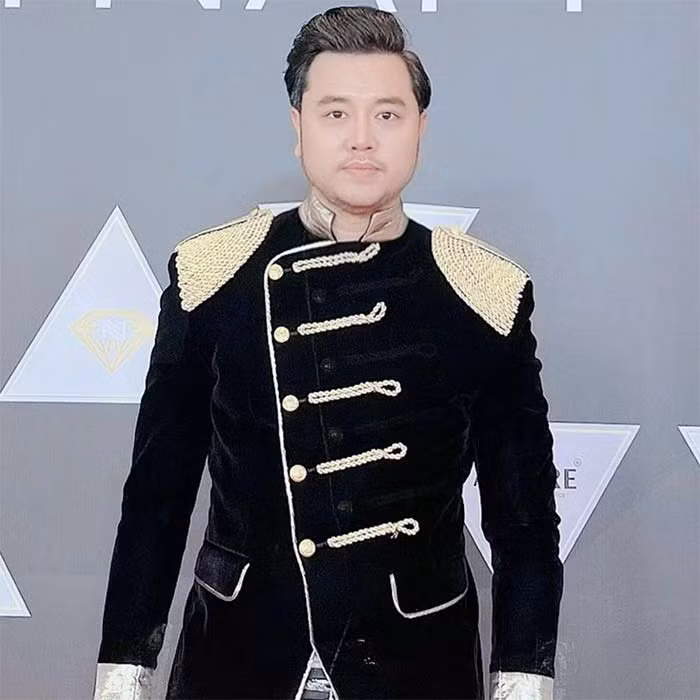 Vũ Hoàng Việt sinh năm 1989, anh bước vào showbiz sau khi lọt vào Top 5 cuộc thi Siêu mẫu Việt Nam 2011. Xem video "Vũ Hoàng Việt và tình già tỷ phú". Nguồn VTC14