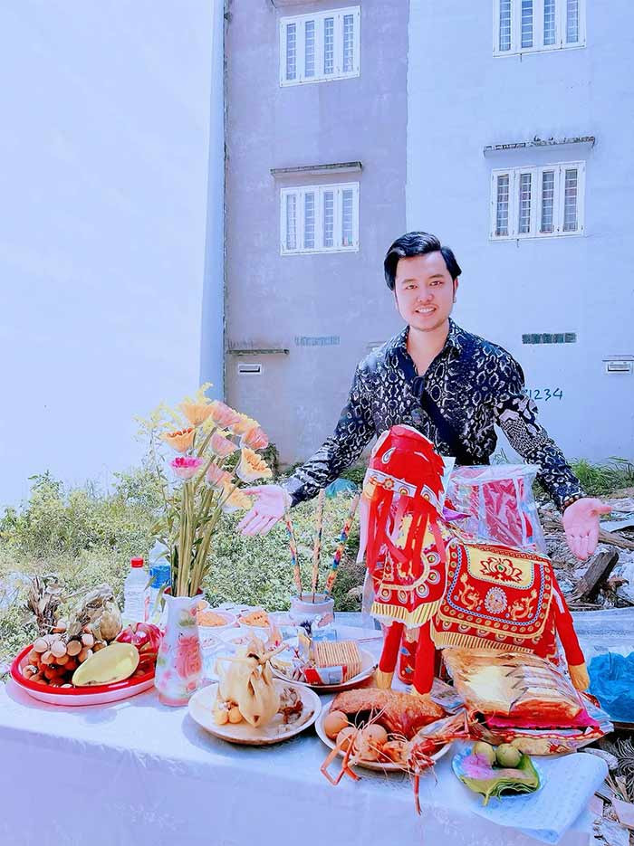 Kể từ khi hẹn hò với Yvonne Thúy Hoàng, Vũ Hoàng Việt đã không còn làm người mẫu. Sau khi chia tay người tình tỷ phú, anh chuyển sang kinh doanh bất động sản. (Ảnh: FBNV)