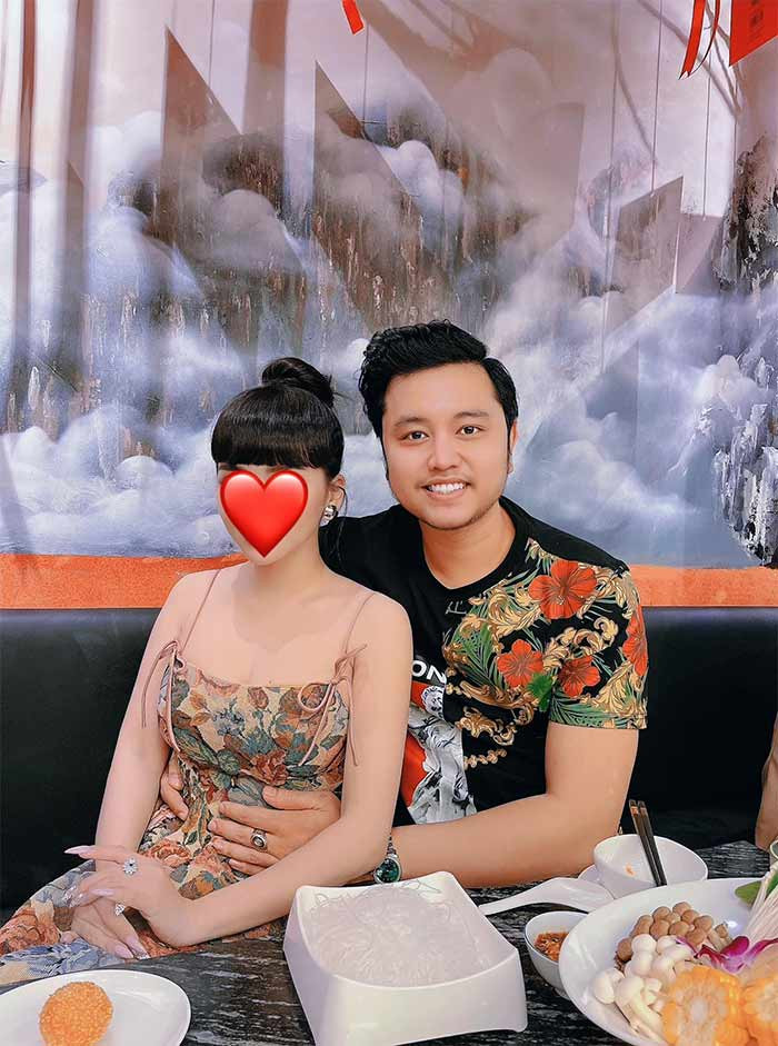 Vũ Hoàng Việt luôn che mặt bạn gái khi khoe ảnh trên trang cá nhân và lý do anh đưa ra là không muốn cô bị ảnh hưởng nhiều. (Ảnh: FBNV)