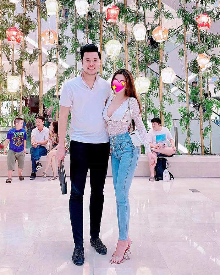 Tháng 6/2019, Vũ Hoàng Việt chia sẻ hình ảnh chụp chung với một cô gái và bật mí hai người đã hẹn hò nhau được 1 năm. (Ảnh: FBNV)