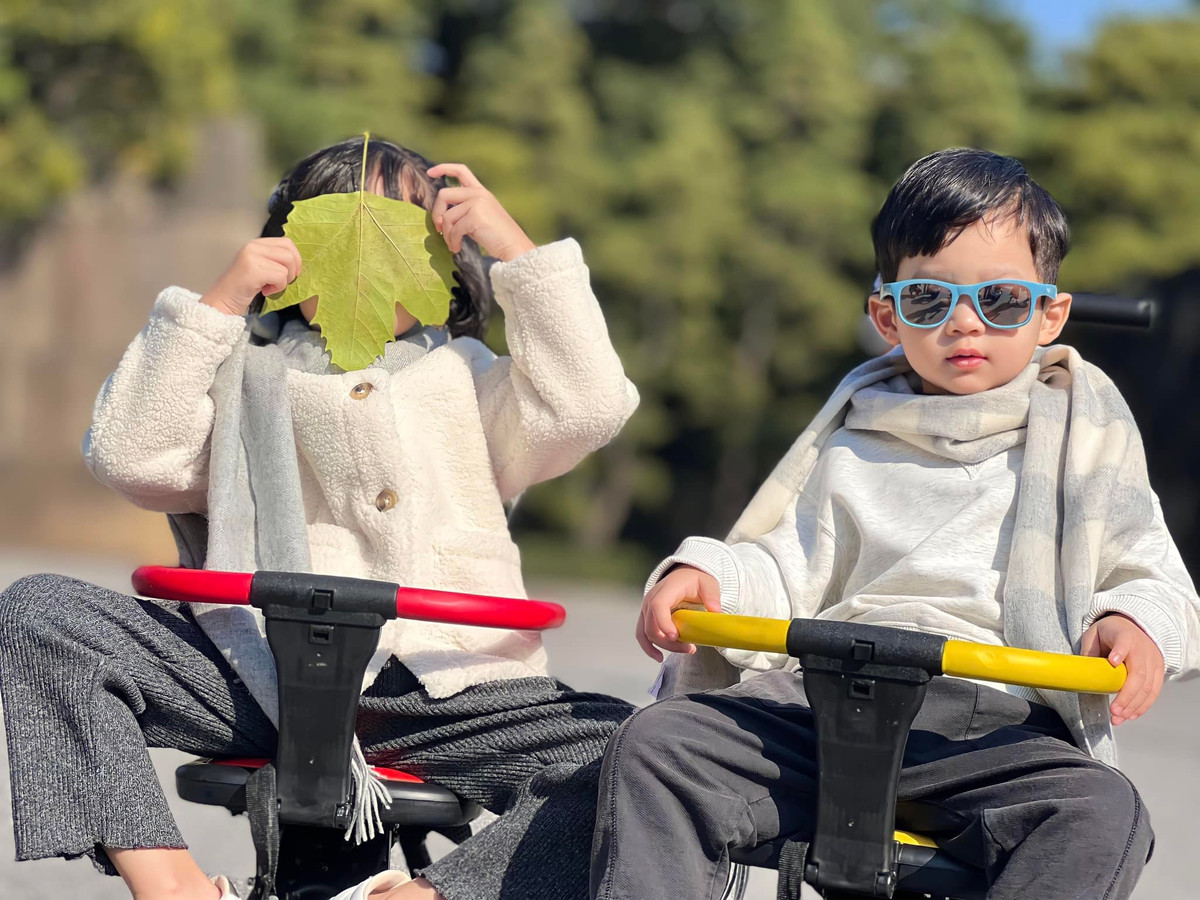 Nàng hậu chia sẻ, Liam dù kém chị cả 2 tuổi nhưng đã nặng cân hơn.