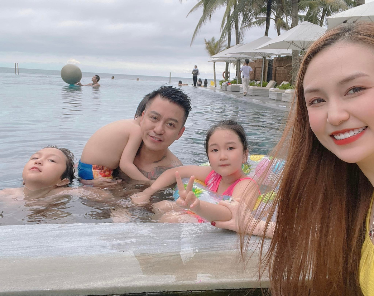 3 nhóc tì đáng yêu nhà Thu Hương - Tuấn Hưng cũng được thừa hưởng nét đẹp từ bố mẹ.