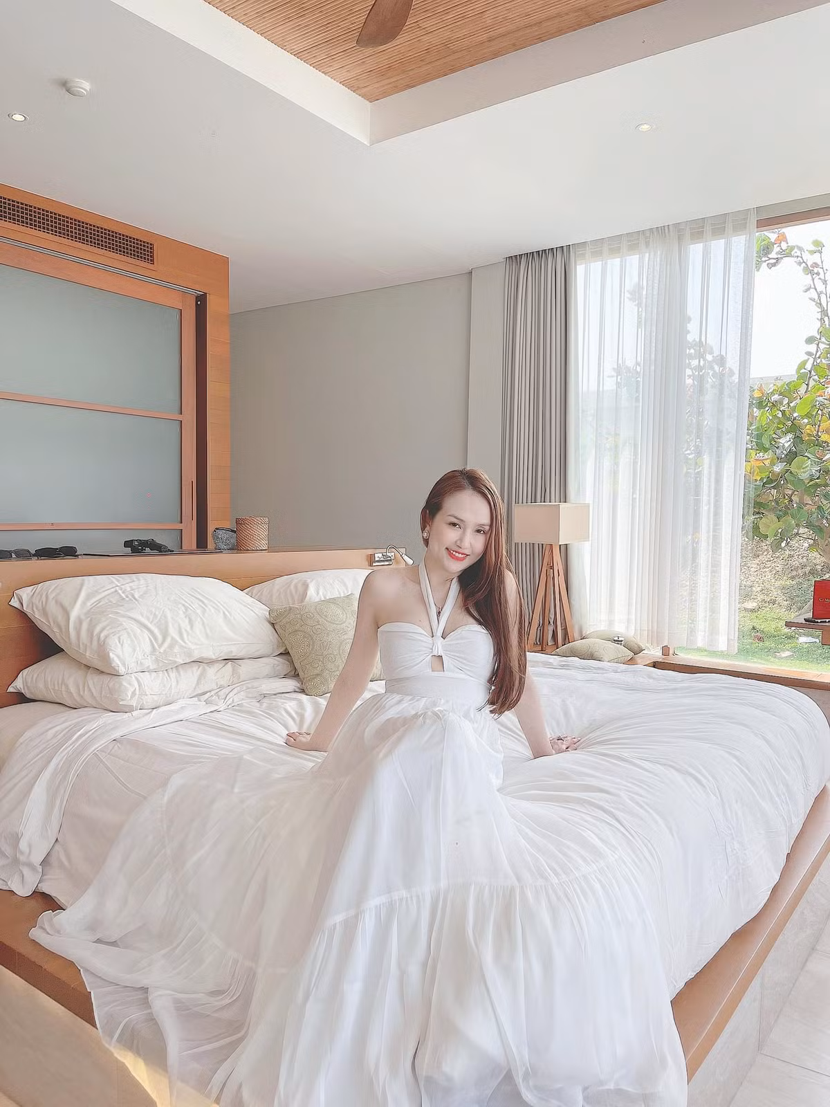 Hương Baby theo đuổi phong cách gợi cảm đến "nghẹt thở". Cô đặc biệt ưa thích những chiếc đầm hở vai khoe vòng một "hững hờ".