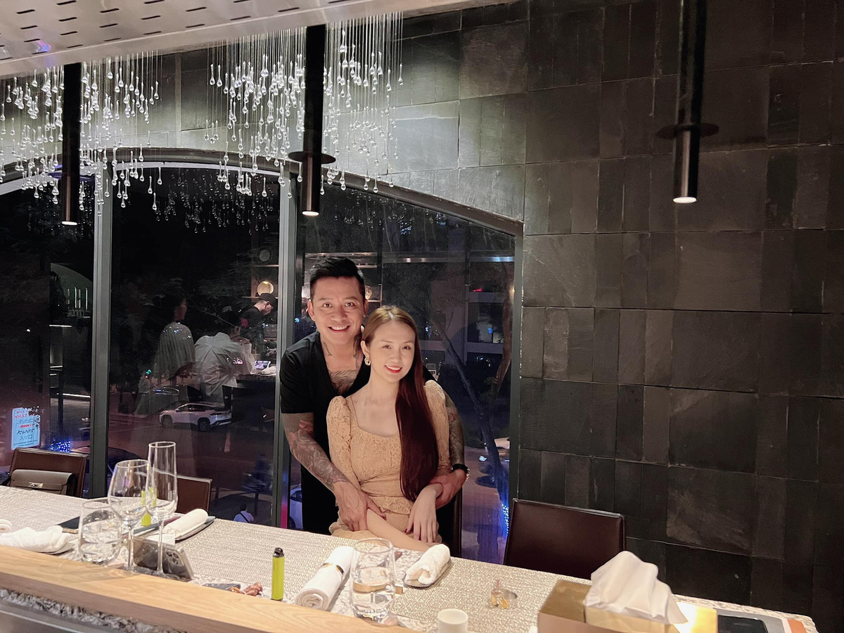 Cuộc hôn nhân 8 năm hạnh phúc mặn nồng dường như khiến bà xã của nam ca sĩ Tuấn Hưng trẻ đẹp mỗi ngày.