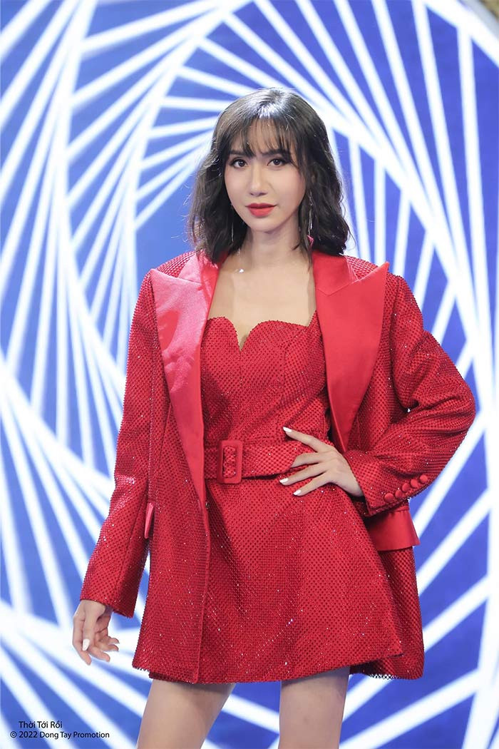 Lynk Lee tên thật là Tô Mạnh Linh, sinh năm 1988, được khán giả biết tới qua loạt ca khúc về học trò như: "Tạm biệt nhé", "Ngày ấy bạn và tôi"... Sau khi công khai chuyển giới, ca sĩ đổi tên thành Tô Ngọc Bảo Linh. 