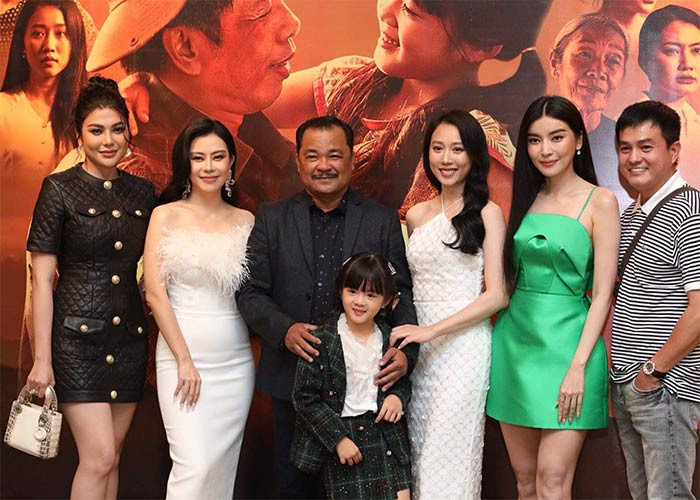 Suri Nhã Vy cùng các cô chú diễn viên trong buổi họp báo ra mắt phim "Mẹ rơm".