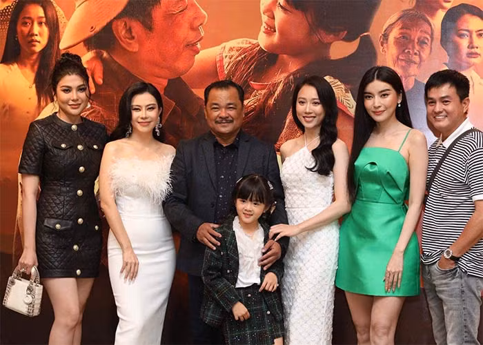 Suri Nhã Vy cùng các cô chú diễn viên trong buổi họp báo ra mắt phim "Mẹ rơm".