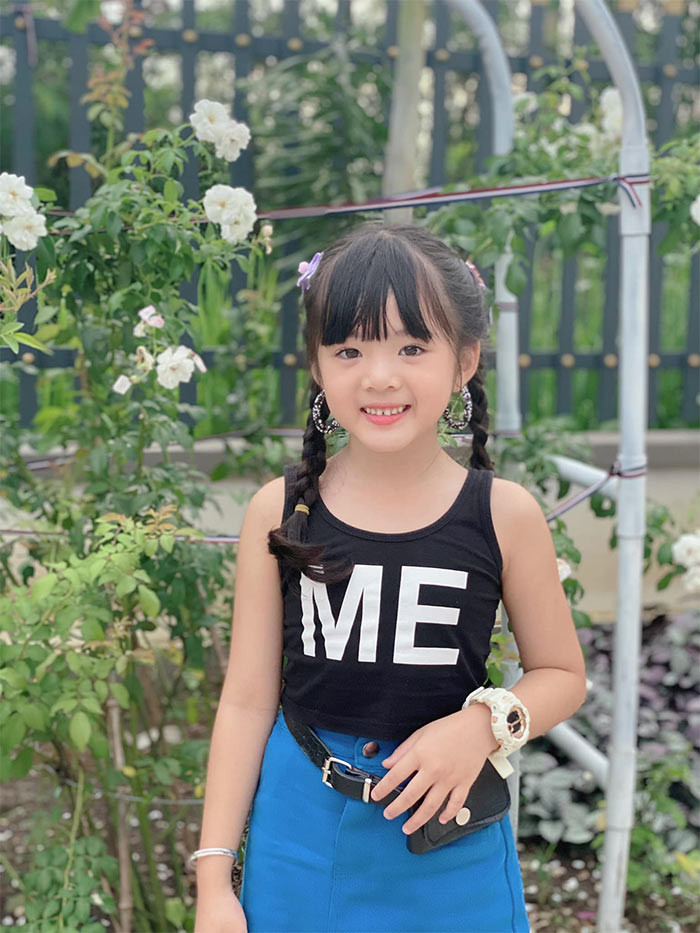 Diễn xuất tự nhiên, khuôn mặt dễ thương, Suri Nhã Vy đã lấy được thiện cảm của khán giả ngay khi xuất hiện trong phim "Mẹ rơm".