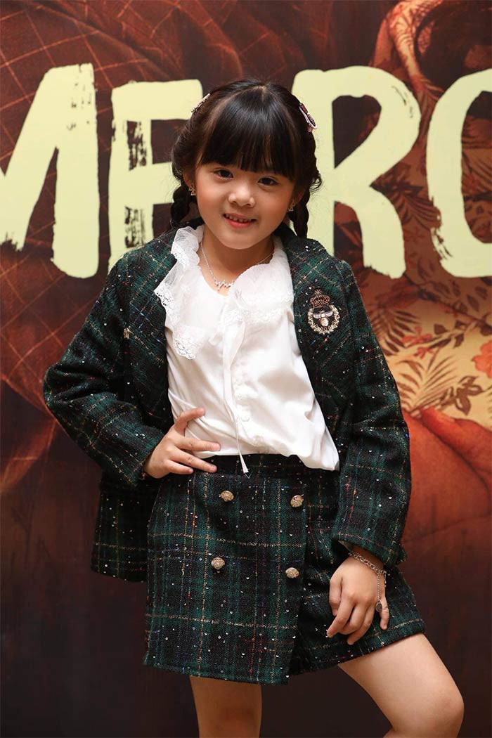 Suri chững chạc tạo dáng trong buổi ra mắt phim "Mẹ rơm".