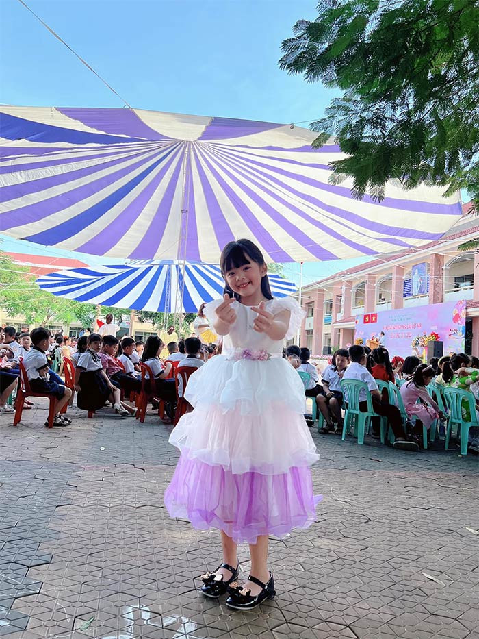 Ở trường, Nhã Vy tham gia các hoạt động ngoại khóa rất năng nổ.