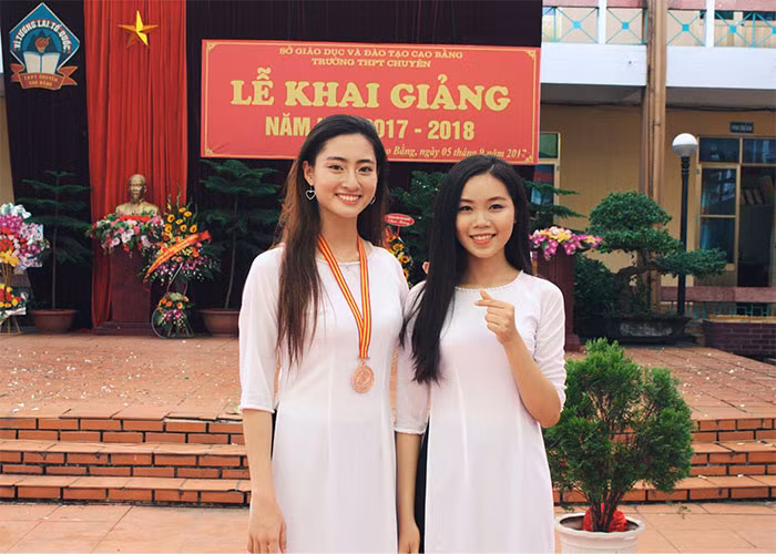 Khi còn học cấp 3, Lương Thùy Linh luôn có mặt trong đội tuyển thi cấp quốc gia của nhà trường và đạt rất nhiều thành tích trong môn tiếng Anh như: Giải 3 học sinh giỏi cấp tỉnh môn Tiếng Anh 2017, Giải nhì học sinh giỏi cấp tỉnh môn Tiếng Anh 2018, Huy chương đồng trại hè Hùng Vương 2017 môn Tiếng Anh, Thành viên đội tuyển học sinh giỏi quốc gia môn Tiếng Anh 2018.