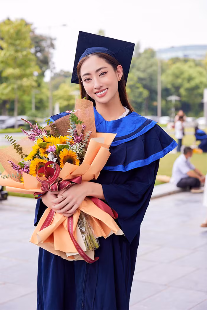 Tháng 7/2022, Lương Thùy Linh tốt nghiệp loại xuất sắc Đại học Ngoại thương. Bài khóa luận tốt nghiệp của nàng hậu đạt 9.1 ở hệ số 10, đạt 4.0 ở hệ số 4 và điểm trung bình tích lũy đạt 3.6/4.0.