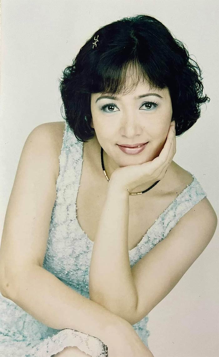 NSND Minh Hòa bắt đầu nổi tiếng từ thập niên 1990 với vai Trần Lệ Xuân trong loạt phim 10 tập "Ông cố vấn" của đạo diễn NSND Lê Dân.