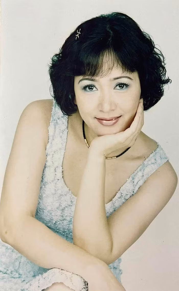 NSND Minh Hòa bắt đầu nổi tiếng từ thập niên 1990 với vai Trần Lệ Xuân trong loạt phim 10 tập "Ông cố vấn" của đạo diễn NSND Lê Dân.