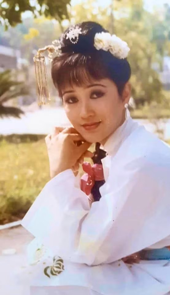 Ánh mắt sắc sảo, khuôn mặt ưa nhìn, Minh Hòa từng là mỹ nhân màn ảnh Việt một thời.