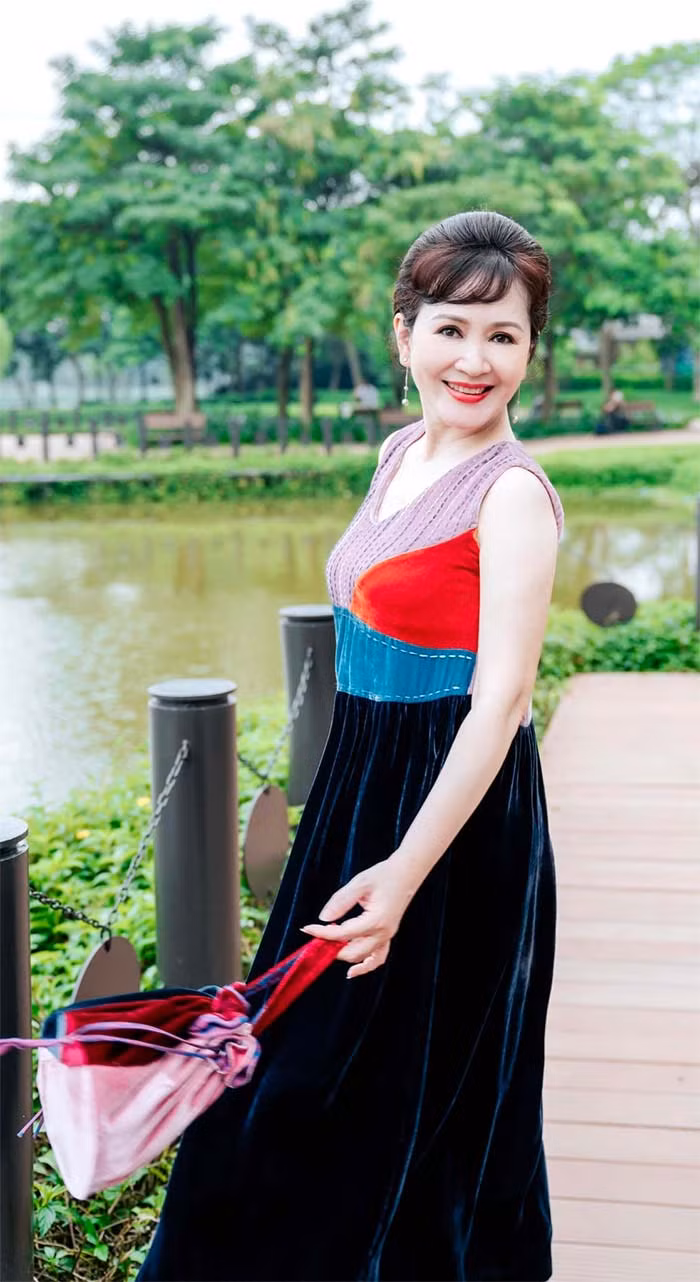 Minh Hòa từng là Phó Giám đốc Nhà hát Kịch Hà Nội. Chị được Nhà nước phong tặng danh hiệu Nghệ sĩ Nhân dân vào năm 2011. Năm 2019 chị về hưu và tiếp tục tham gia các bộ phim truyền hình.