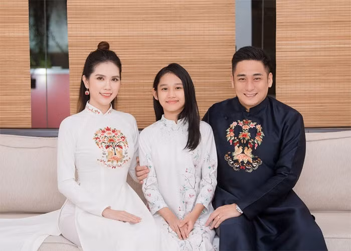 Từ nhỏ, con gái Minh Tiệp đã được bố mẹ tạo điều kiện tham gia các hoạt động nghệ thuật như làm mẫu quảng cáo.