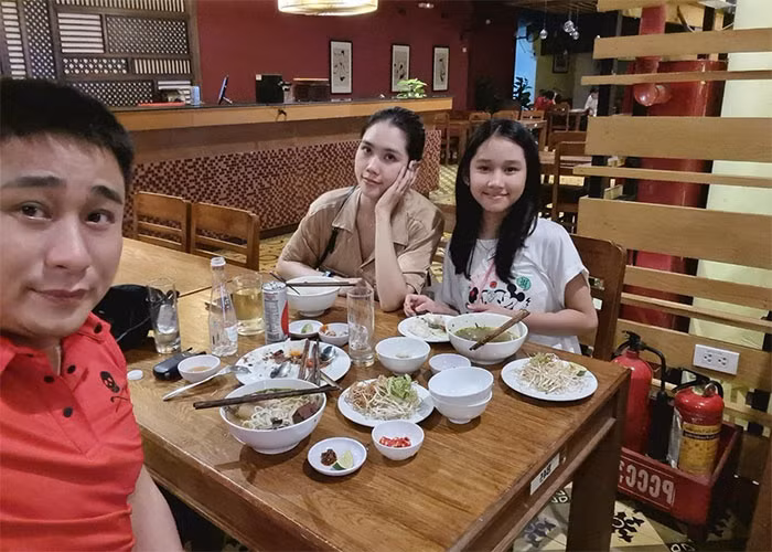 So sánh hình ảnh của Minh Thùy hôm đi dự sự kiện với bố mẹ và hình ảnh bé cách đây mấy tháng thì thấy rõ, cô bé lớn bổng.