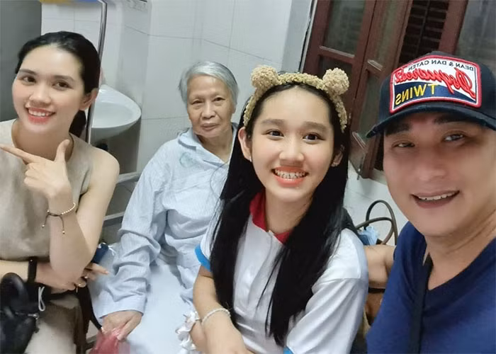 Minh Thùy cùng bố mẹ vào thăm bà nội bị ốm trong viện.